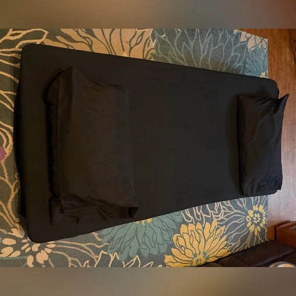 TWIN SIZE BLACK SHEET SET 2 PILLOWCASES NO STAINS OR FLAWS STORED IN CLOSET 🥱😴🛌 - Picture 6 of 9